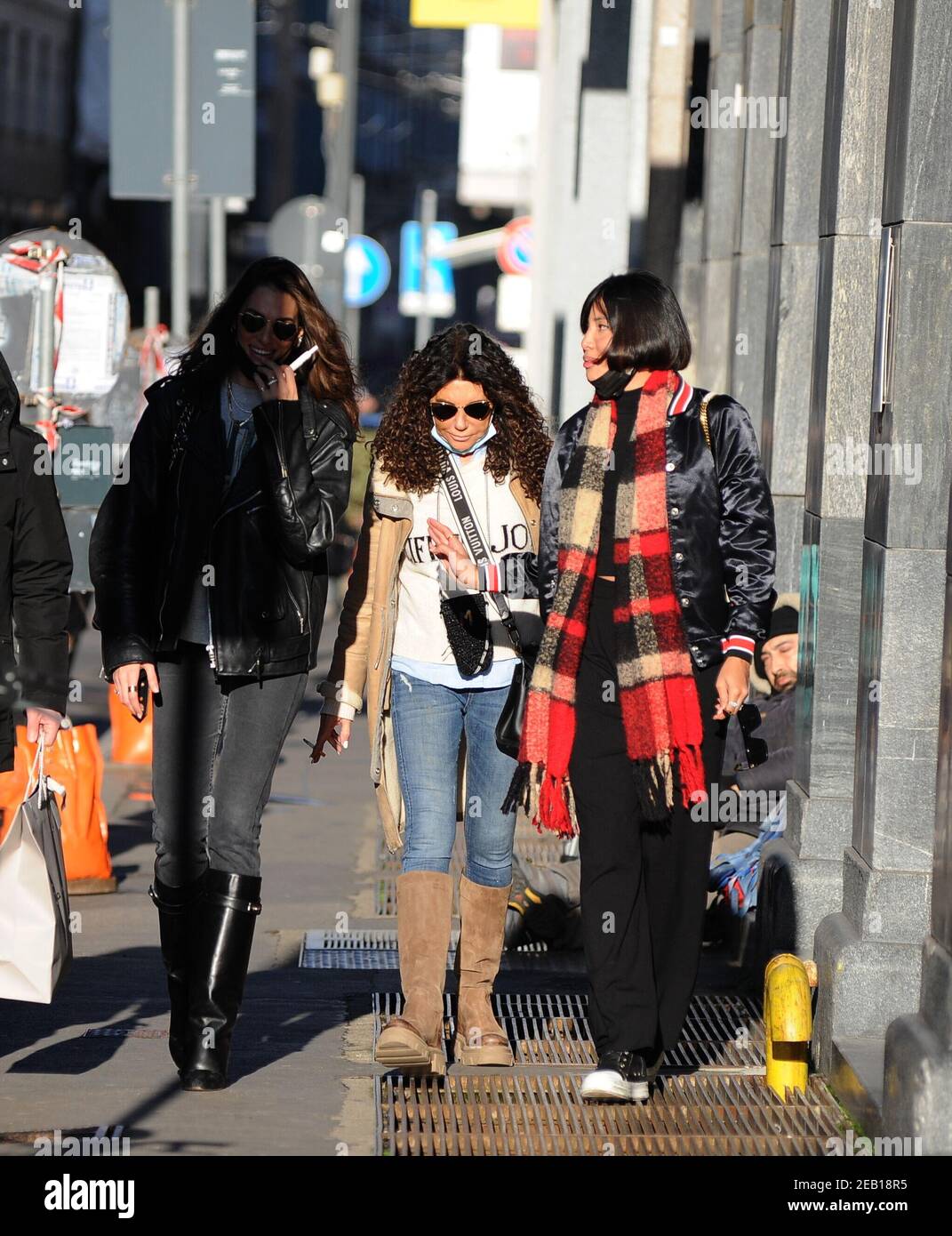 Mailand, Francesca Sofia Novello im Zentrum mit ihrer Mutter und Freundin Francesca Sofia Novello, die bald Valentino Rossi heiraten wird, kommt zusammen mit ihrer Mutter Teresa Del Giudice und Carmen Victoria Rodriguez, ihrer besten Freundin sowie einem venezolanischen Model, ins Zentrum. Nach einem langen Spaziergang beschließen sie, bei "Cova" in der Via Montenapoleone für eine Kaffeepause zu stoppen, dann, nachdem sie gesagt hat, Auf Wiedersehen Francesca geht allein im Auto weg. Stockfoto