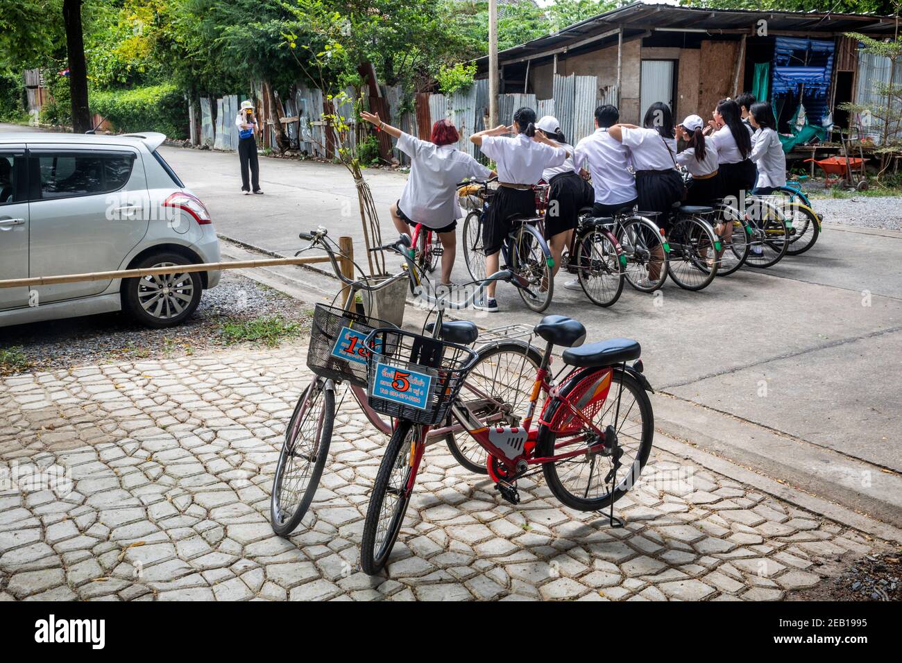 Studenten Line-up auf Fahrräder, um für Fotos auf Bang posieren Krachao Island Stockfoto