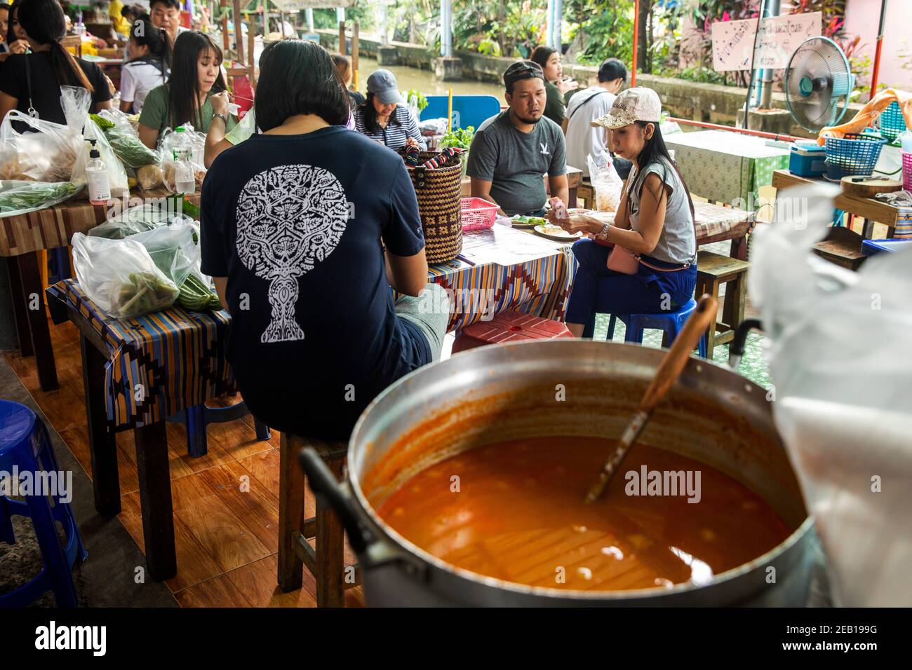 Kunden Essen Sie Suppen und andere thailändische Gerichte bei Bang Krachao Eatery Stockfoto