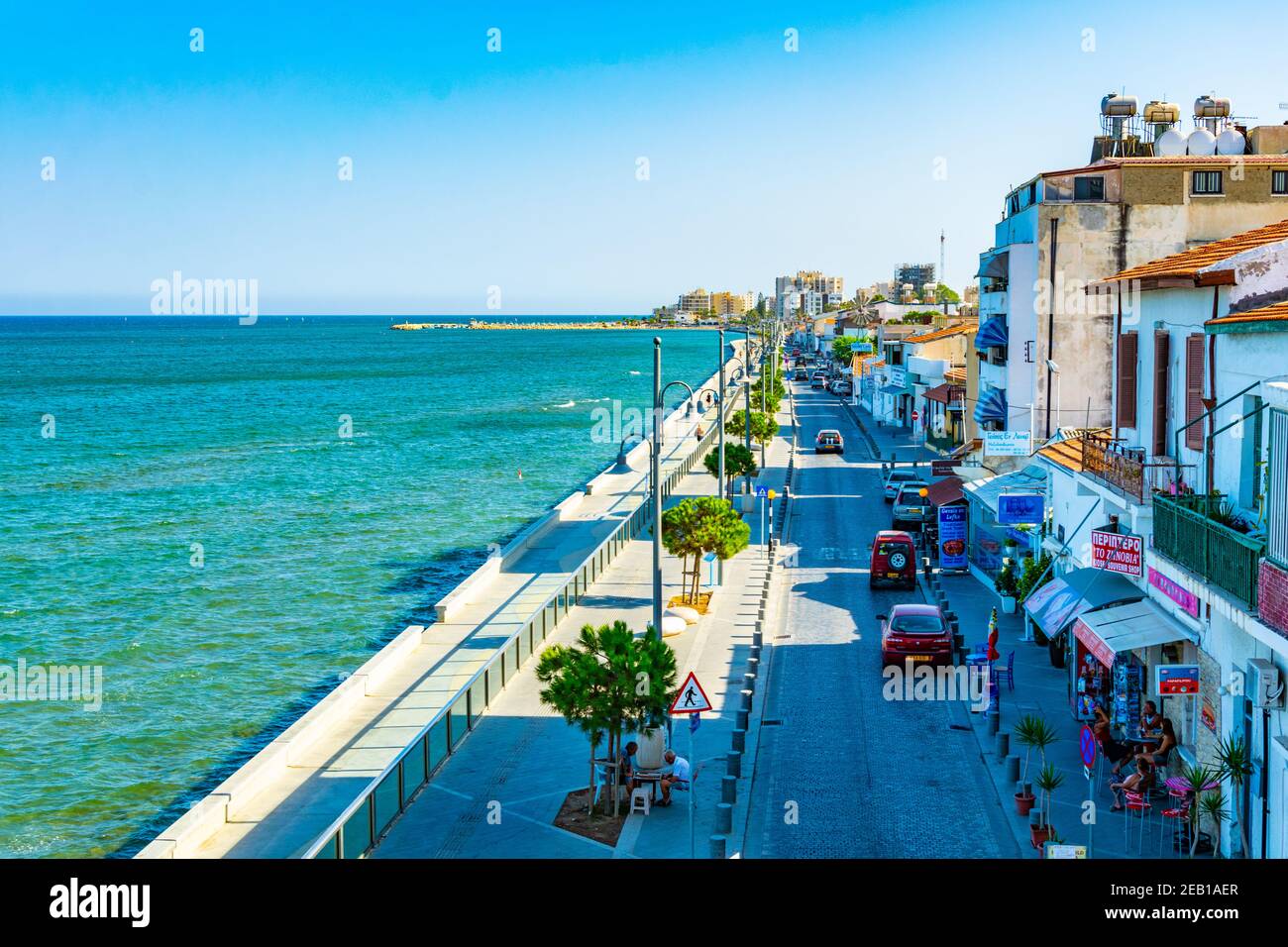 LARNACA, ZYPERN, 15. AUGUST 2017: Strandpromenade in Larnaca, Zypern Stockfoto