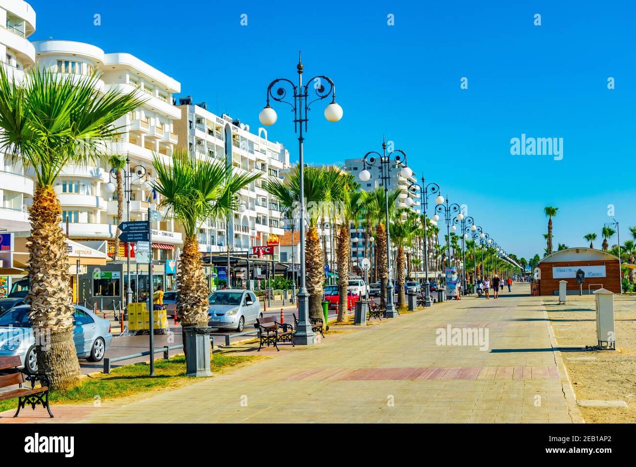 LARNACA, ZYPERN, 16. AUGUST 2017: Die Menschen genießen einen sonnigen Tag auf der Finikoudes Promenade in Larnaca, Zypern Stockfoto