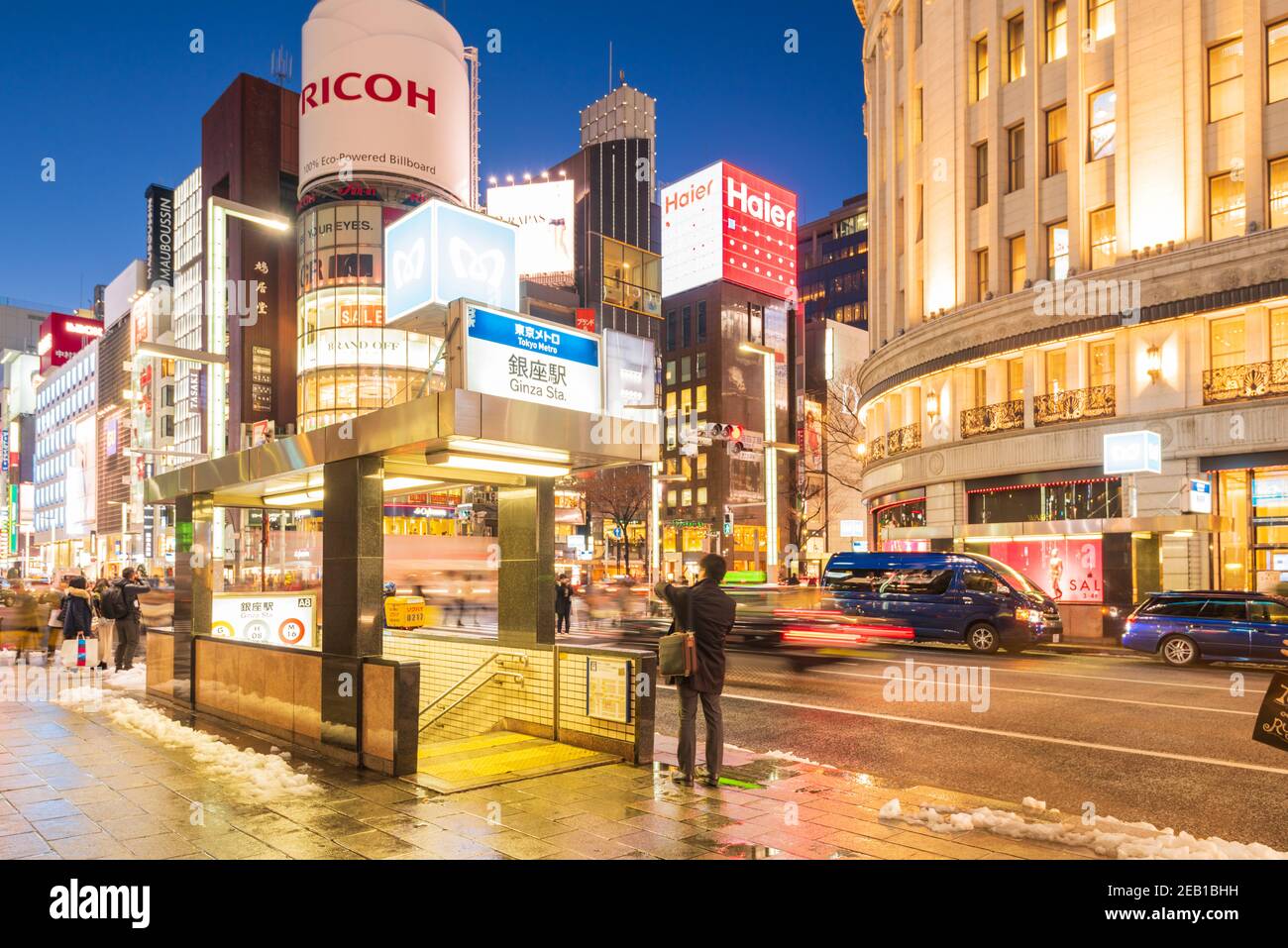 Tokio, Japan - 18. Januar 2016: Ein Tourist, der einen Phtot an der Ginza Metro Station in Tokio nimmt. Nachtleben in Ginza Bezirk in der Nacht und ist einer der Stockfoto