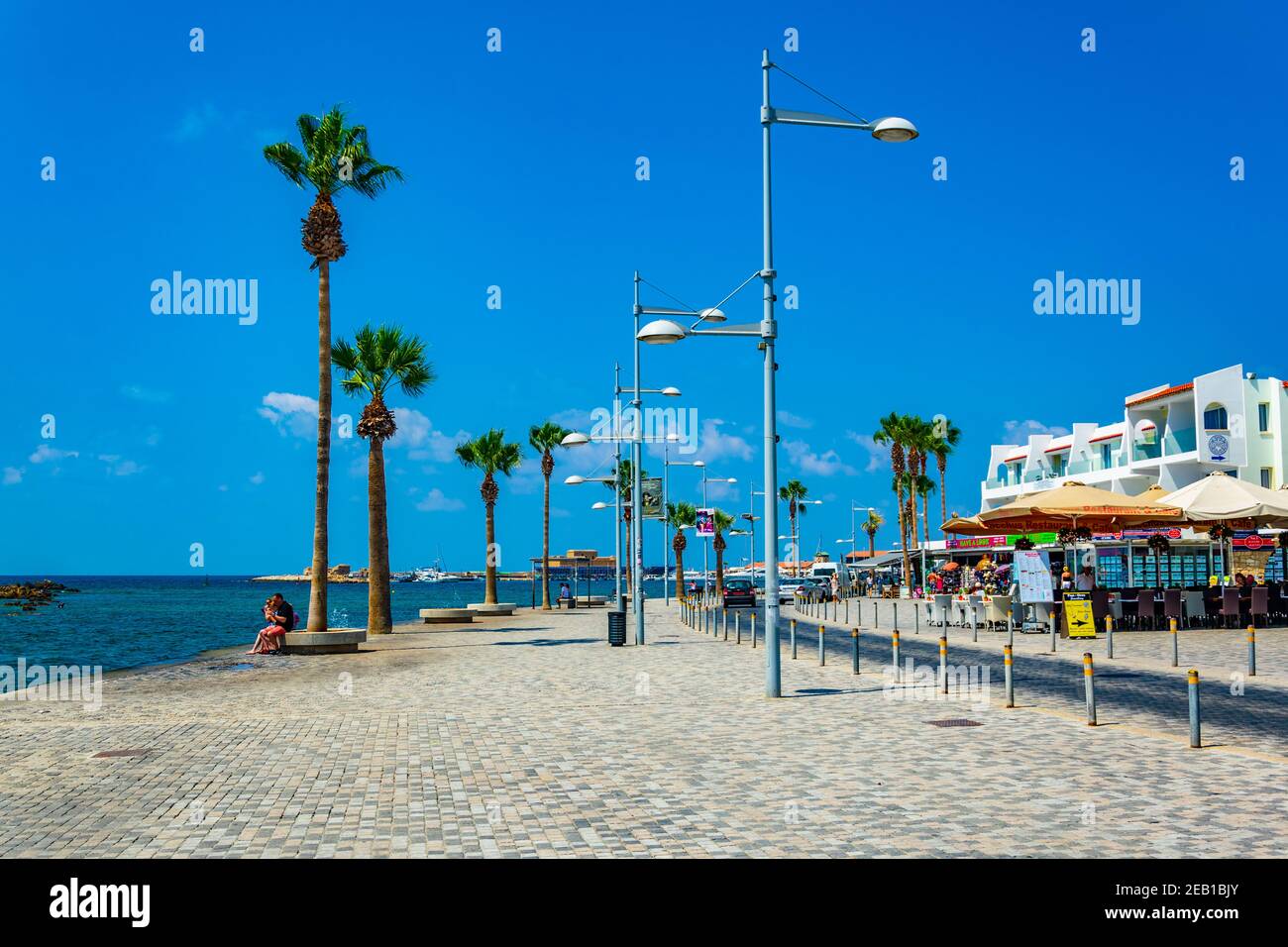 PAPHOS, ZYPERN, 18. AUGUST 2017: Die Menschen genießen einen sonnigen Tag an einer Strandpromenade in Paphos, Zypern Stockfoto