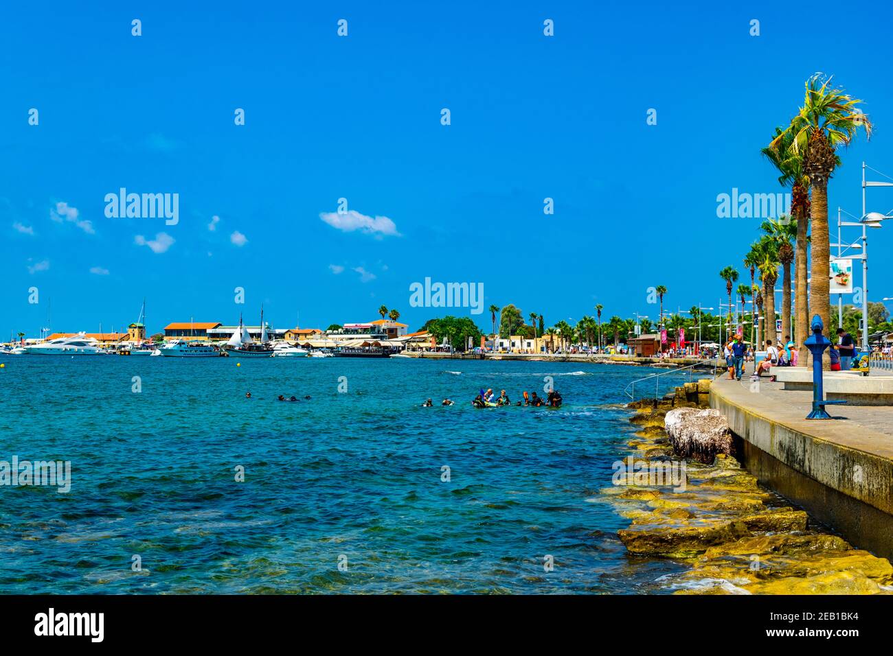 PAPHOS, ZYPERN, 18. AUGUST 2017: Die Menschen genießen einen sonnigen Tag an einer Strandpromenade in Paphos, Zypern Stockfoto