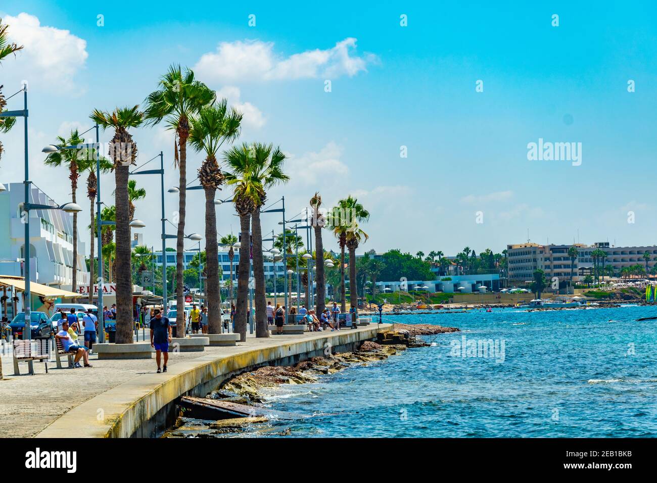 PAPHOS, ZYPERN, 18. AUGUST 2017: Die Menschen genießen einen sonnigen Tag an einer Strandpromenade in Paphos, Zypern Stockfoto