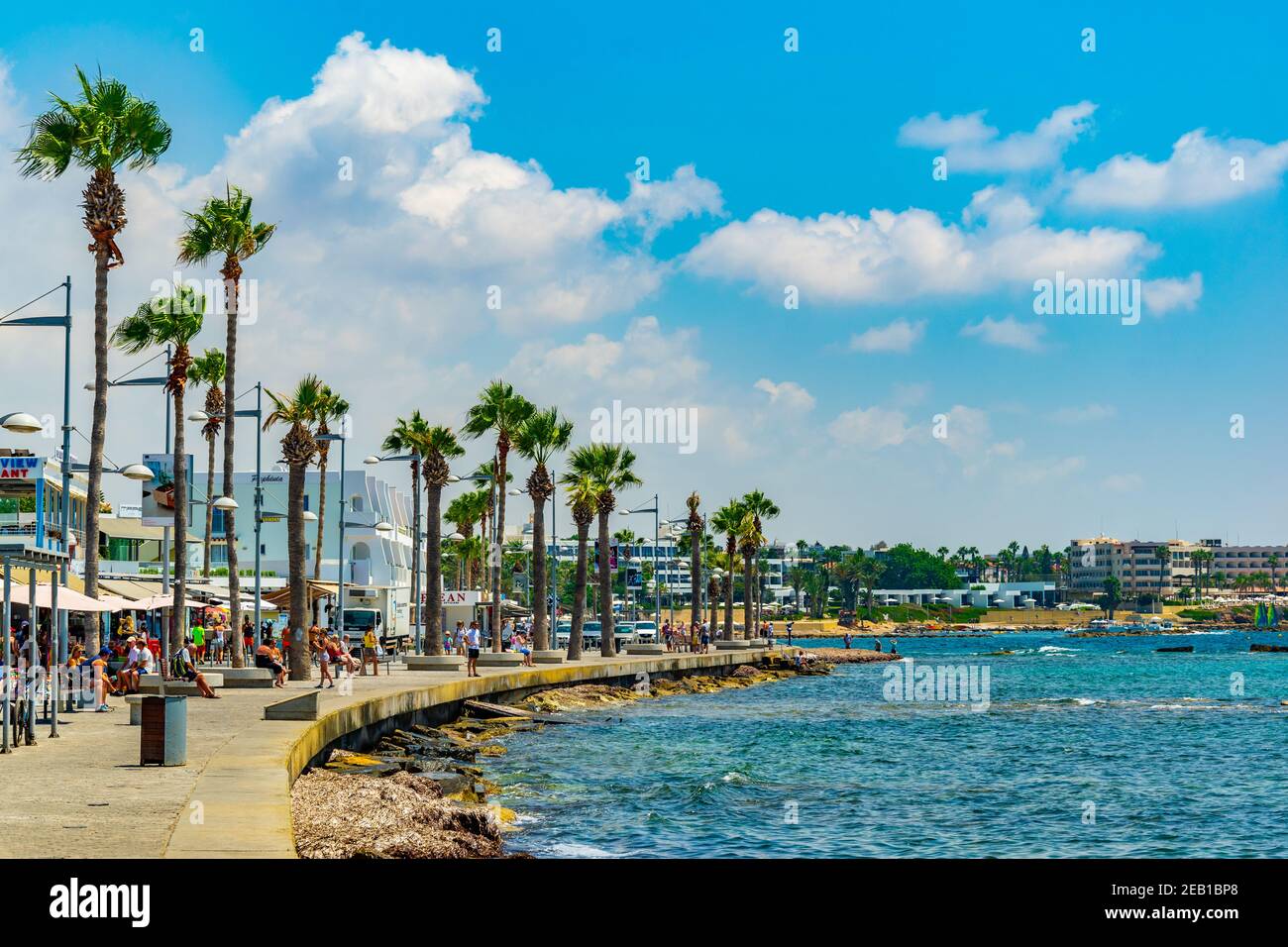 PAPHOS, ZYPERN, 18. AUGUST 2017: Die Menschen genießen einen sonnigen Tag an einer Strandpromenade in Paphos, Zypern Stockfoto