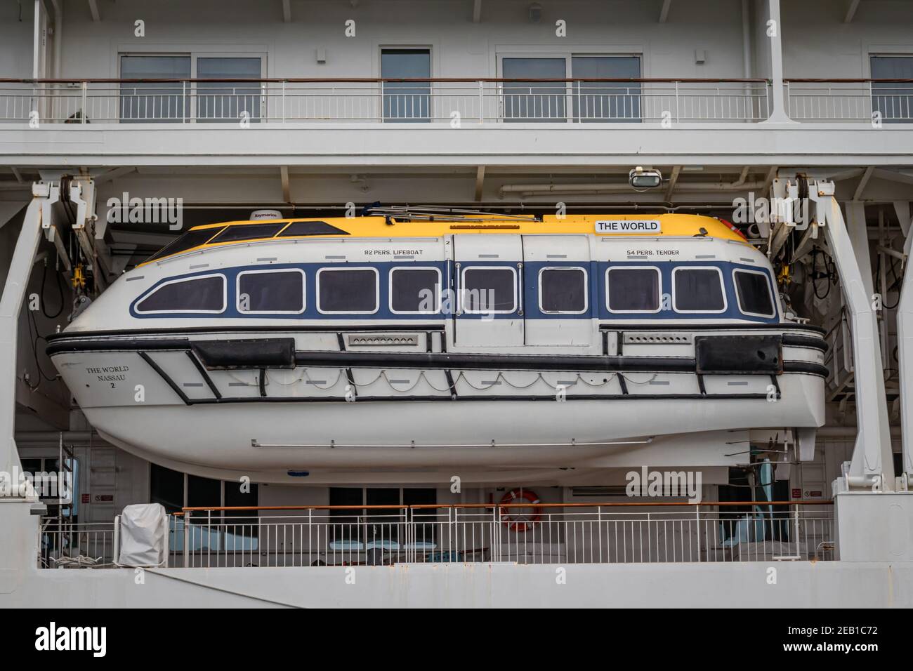 „The World“ auf See Residential Cruise Liner/Yacht und Rettungsboote, Ein schwimmendes Zuhause und Zufluchtsort für die Reichen Stockfoto