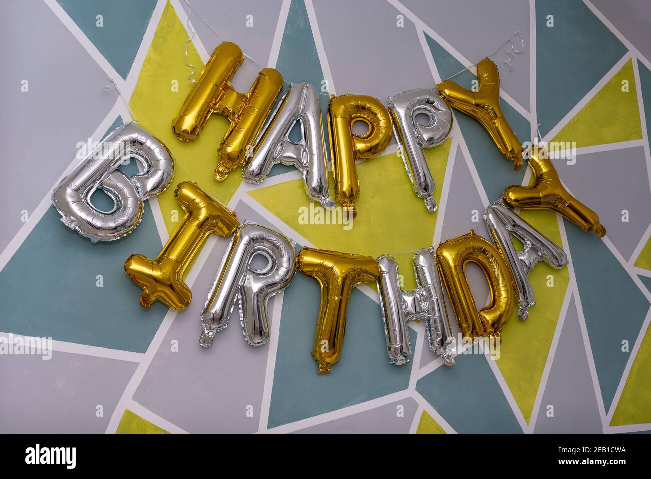 Goldene HAPPY BIRTHDAY Worte aus aufblasbaren Ballons. Stockfoto