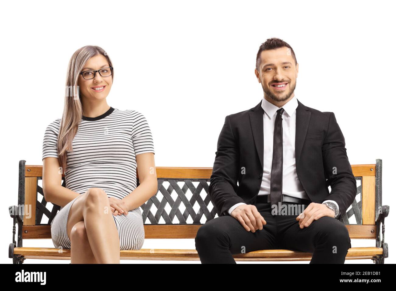 Geschäftsmann und eine lässige blonde Frau auf einer Bank sitzen Isoliert auf weißem Hintergrund Stockfoto