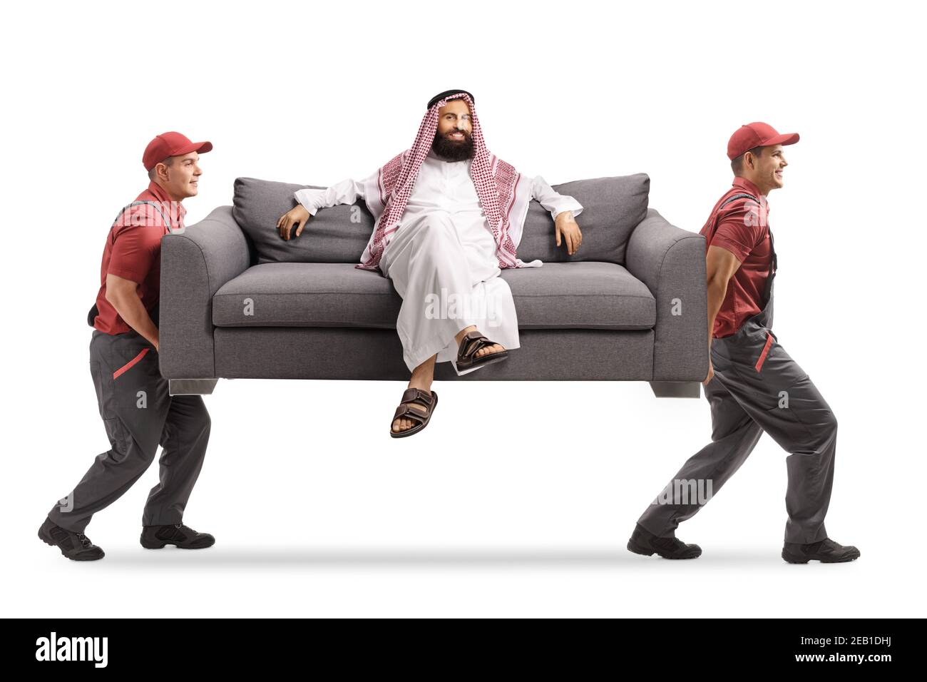 Mover trägt ein Sofa mit einem saudi-arabischen Mann sitzen Auf dem Sofa isoliert auf weißem Hintergrund Stockfoto