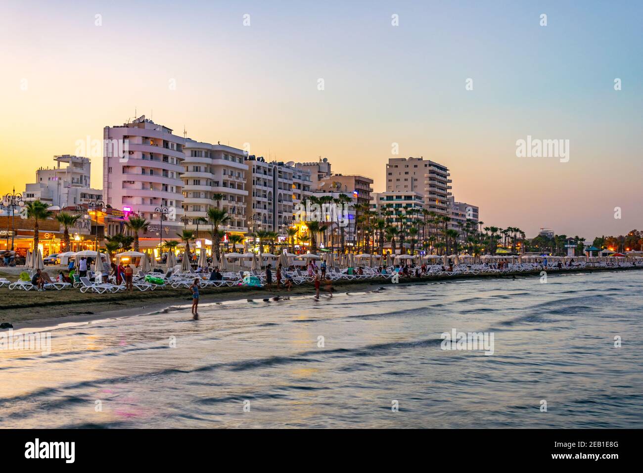 LARNAKA, ZYPERN, 29. AUGUST 2017: Sonnenuntergang über Larnaka, Zypern Stockfoto