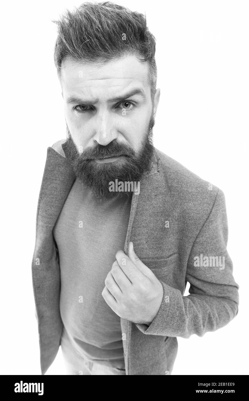 Modischer und stilvoller Mann. Brutaler Mann mit langem Bart und stylischem Haarschnitt. Kaukasischer Mann mit Schnurrbart und Barthaar auf unrasierten Gesicht. Bärtiger Mann in Jeans mit Jacke. Stockfoto