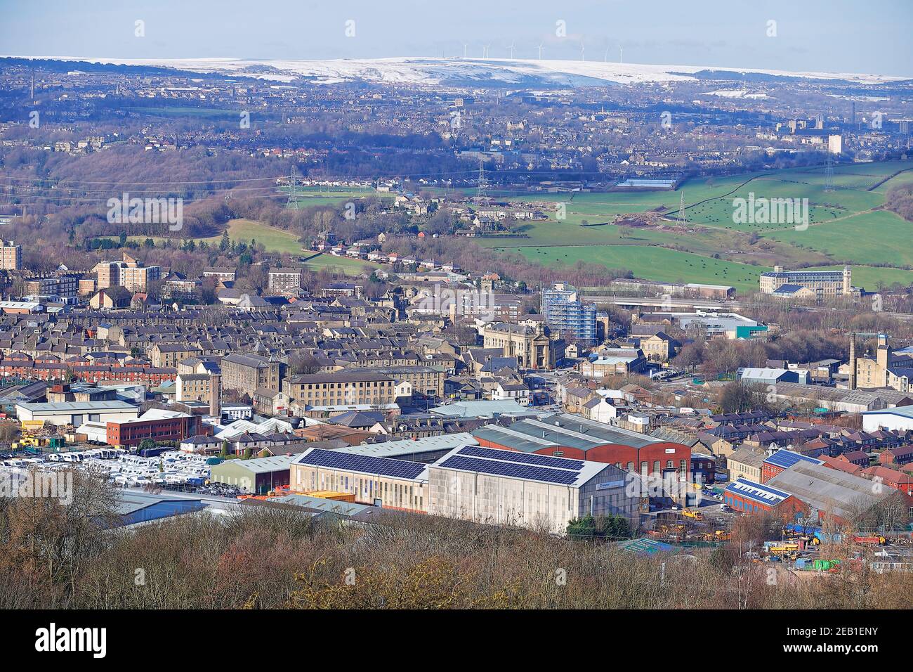Ein Blick über Halifax in West Yorkshire, von der Autobahn M62. Stockfoto