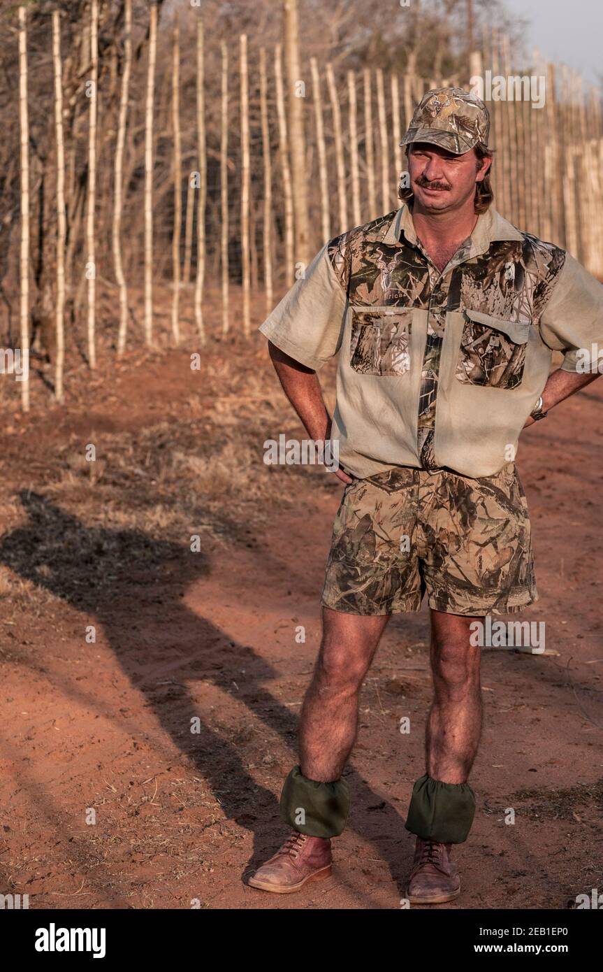 Protrait von Wildtierfarm Manager Berdus Henrico trägt camofflage auf Oversprong Farm, in der Nähe von Melkrivier, Limpopo Provinz, Südafrika. Stockfoto