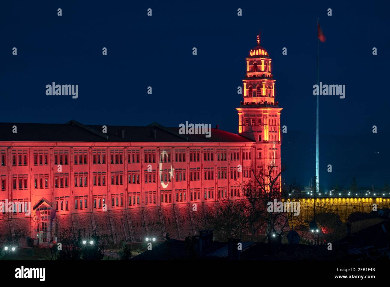 Beleuchtete Selimiye-Kaserne in blauer Stunde, Istanbul, TÜRKEI Stockfoto