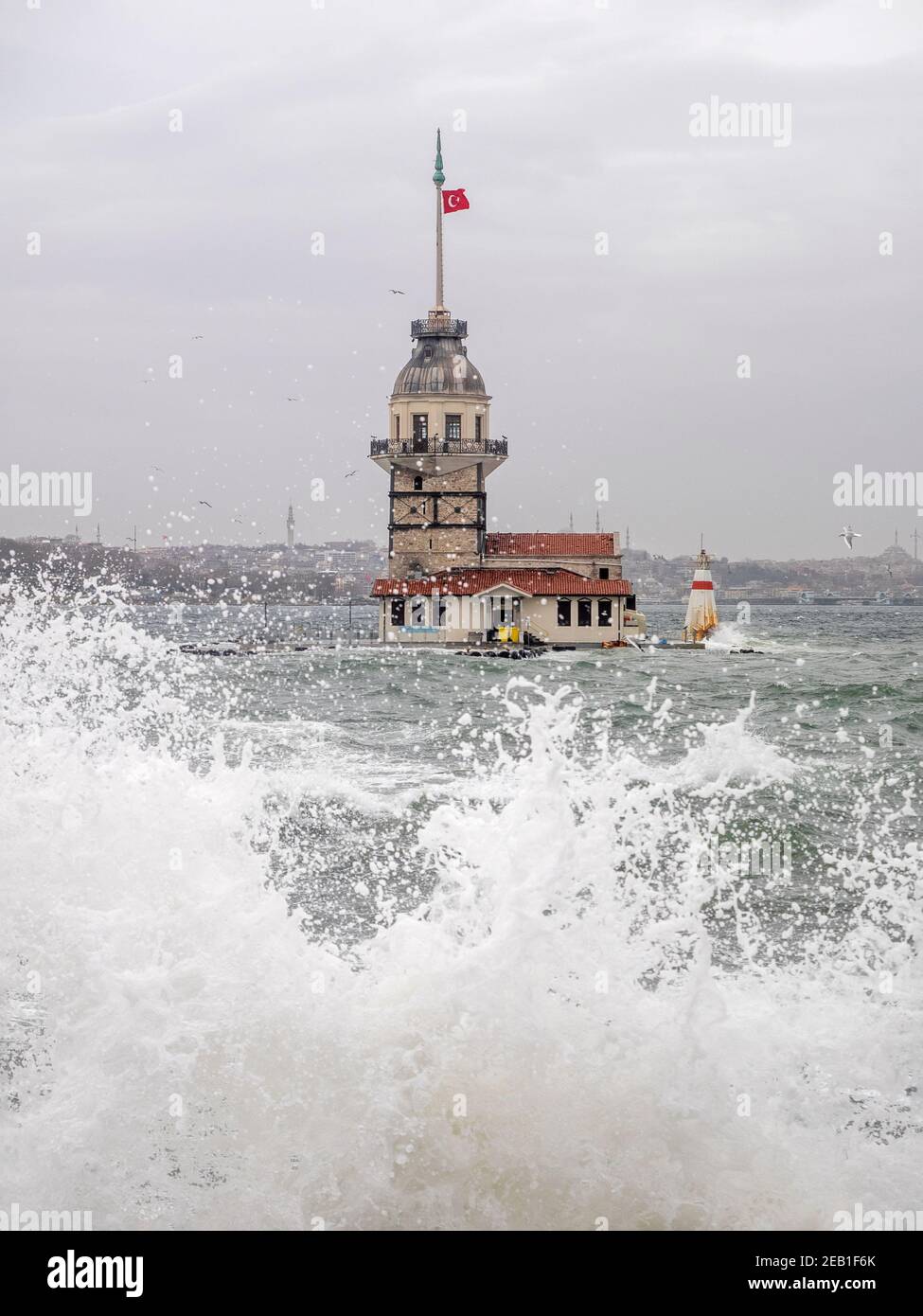 Maidens Tower und Südwestwind Sturm mit Wellen in Istanbul, Türkei Stockfoto