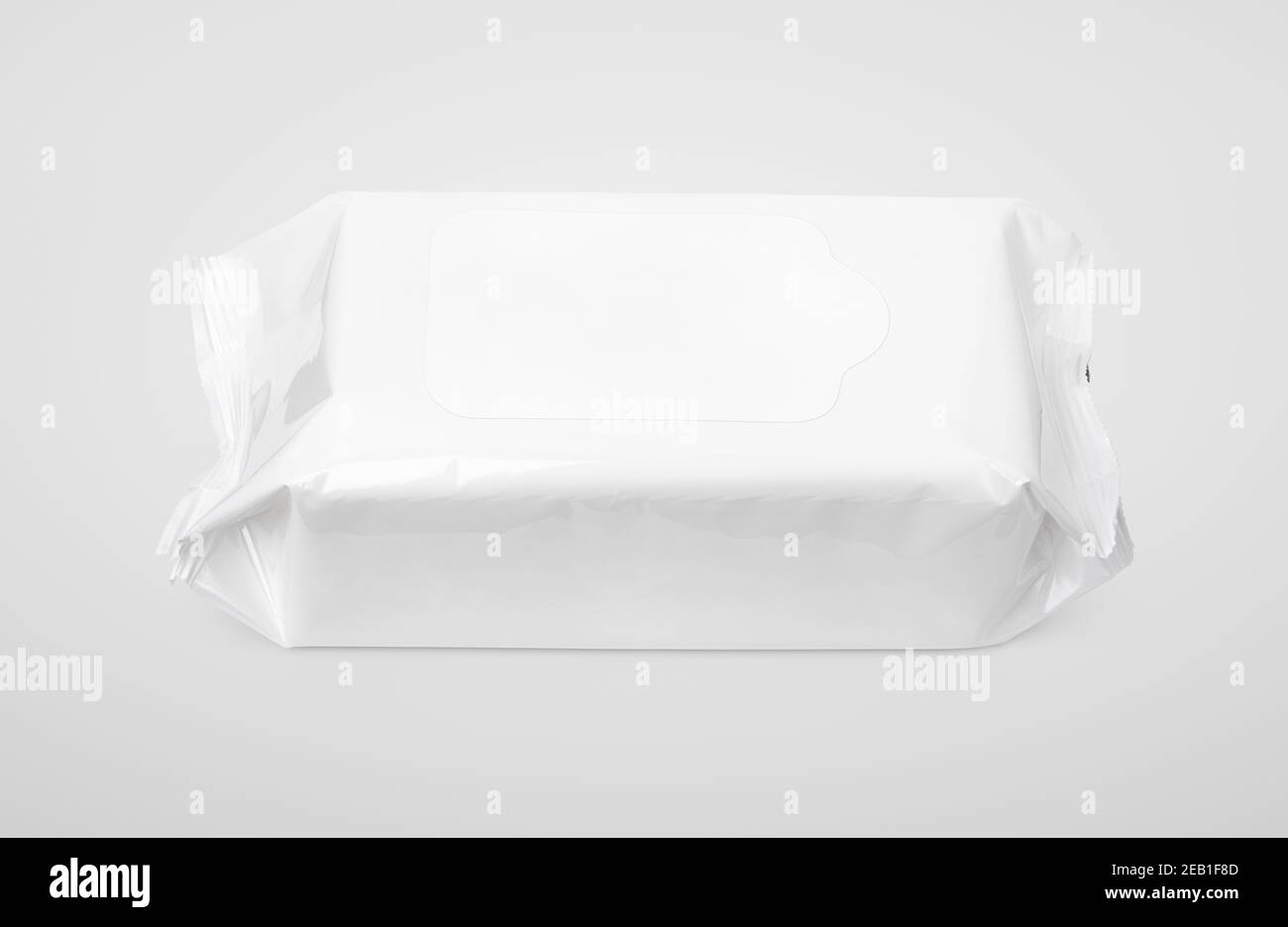 Wet Wipes weiß Paket mit Klappe auf grauem Hintergrund mit Beschneidungspfad Stockfoto