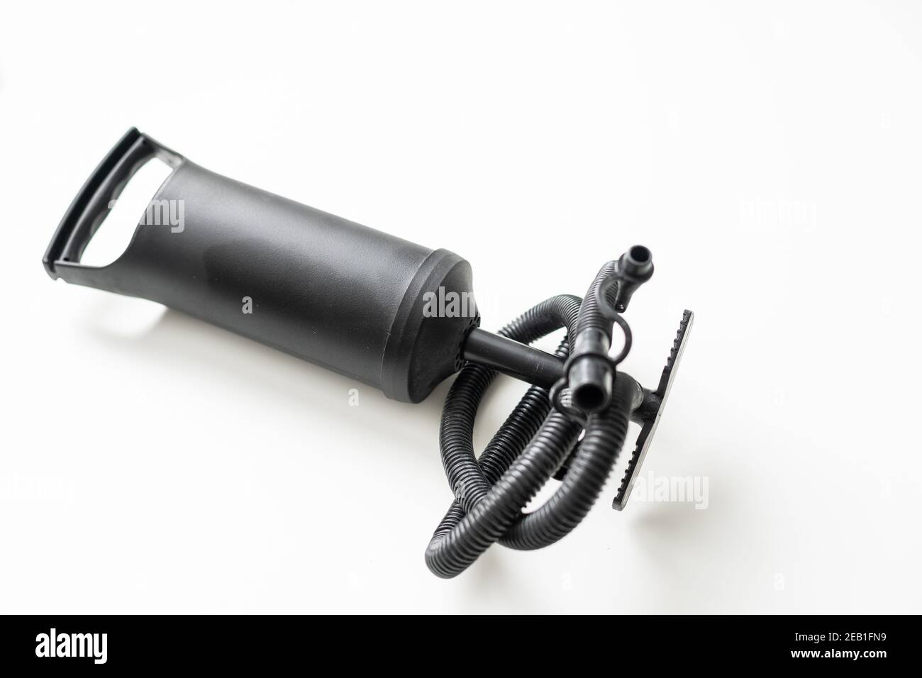 Aufblaspumpe Hand Luft aufblasbare Matratze auf weißem Hintergrund Isolation Stockfoto