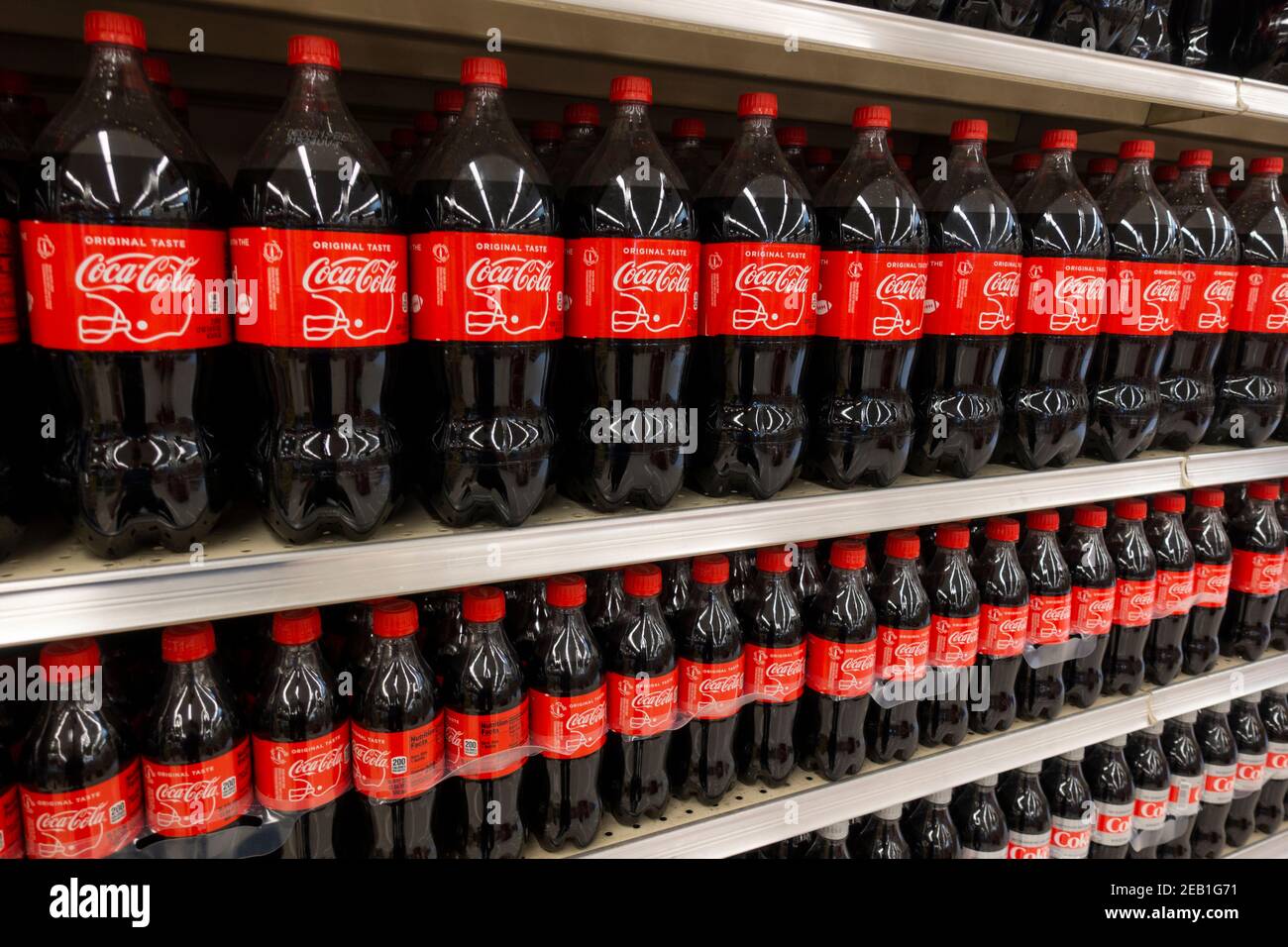 coca Cola Flaschen im Supermarkt Regale Stockfoto