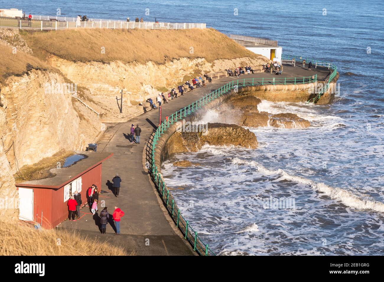 Menschen, die einen Blick auf das Meer und die Wintersonne auf Roker in Sunderland, Nordostengland, Großbritannien, genießen Stockfoto