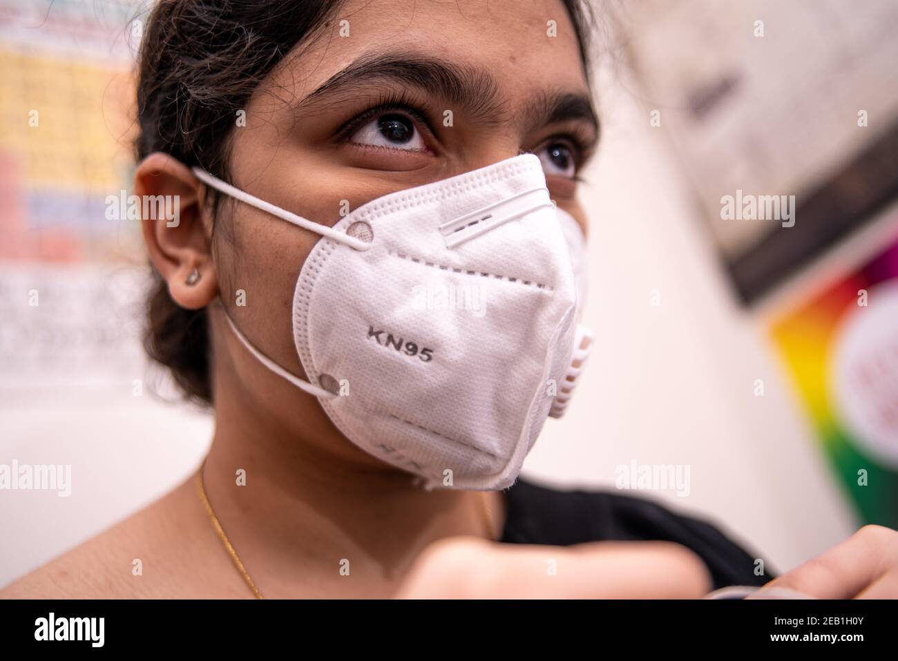 Indische Frau trägt KN95 Gesichtsmaske für covid-19 Prävention Stockfoto