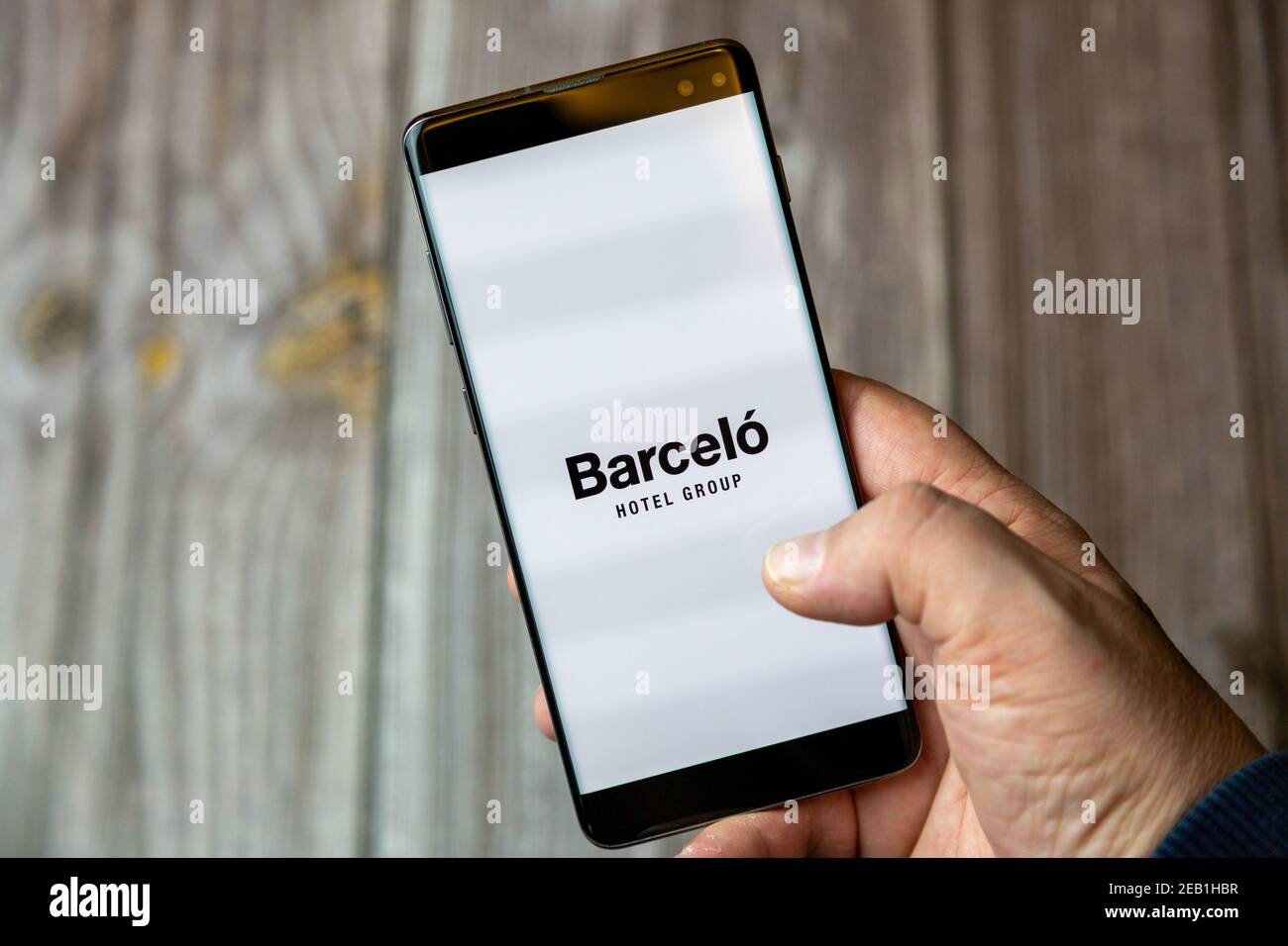 Ein Mobiltelefon oder Mobiltelefon, das von einem gehalten wird Hand mit der Barcelo Hotels App geöffnet auf dem Bildschirm Stockfoto