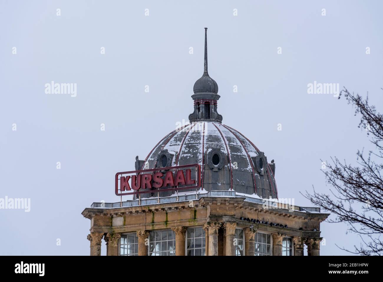 Kursaal Dome in Southend on Sea, Essex, UK, mit Schnee von Storm Darcy. Leerer, geschlossener Veranstaltungsort. Historische Architektur Stockfoto