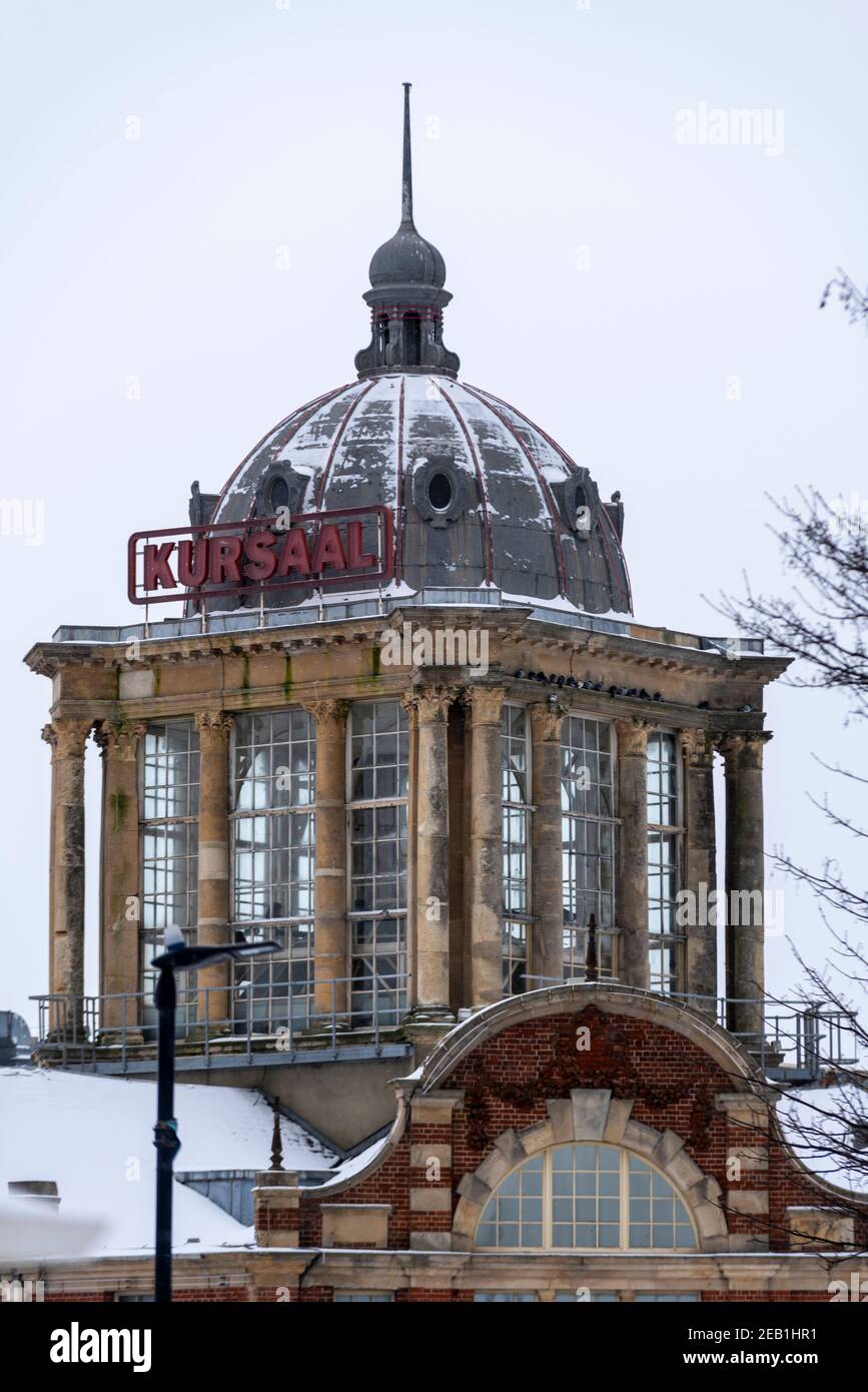 Kursaal Dome in Southend on Sea, Essex, UK, mit Schnee von Storm Darcy. Leerer, geschlossener Veranstaltungsort. Historische Architektur Stockfoto