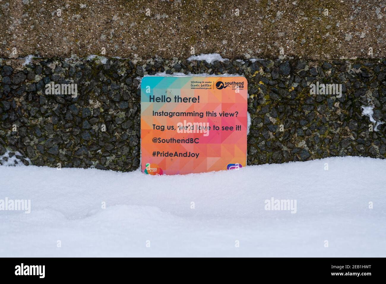 Instagram Tag Point Plaque in Southend on Sea, Essex, Großbritannien, mit Schnee von Storm Darcy. Southend on Sea Borough Council Antrag auf Hashtag Stockfoto