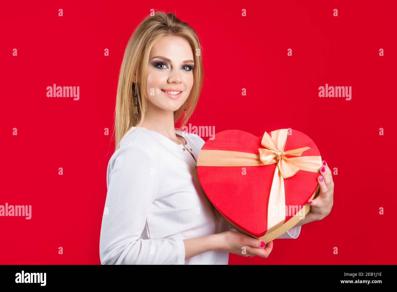 Frau mit Valentinstag Herz rot Geschenk. Mit Liebe präsent. Stockfoto