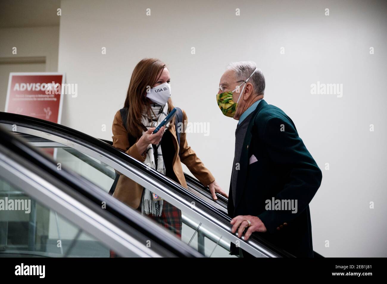 Senator Chuck Grassley, ein Republikaner aus Iowa, trägt eine Schutzmaske, während er am Donnerstag, den 11. Februar 2021, mit der Rolltreppe durch die Senate Subway im US-Kapitol in Washington, DC, USA, fährt. Die Staatsanwälte des Hauses nutzten den zweiten Tag von Donald Trumps Amtsenthebungsverfahren, um eine monatelange Kampagne des ehemaligen Präsidenten detailliert zu beschreiben, um Hass zu schüren und Gewalt über die Wahlergebnisse zu fördern, die sie sagten, gipfelten in dem Mobangriff auf das US-Kapitol, das er dann wenig getan habe, um zu stoppen. Quelle: Ting Shen - Pool via CNP - Nutzung weltweit Stockfoto