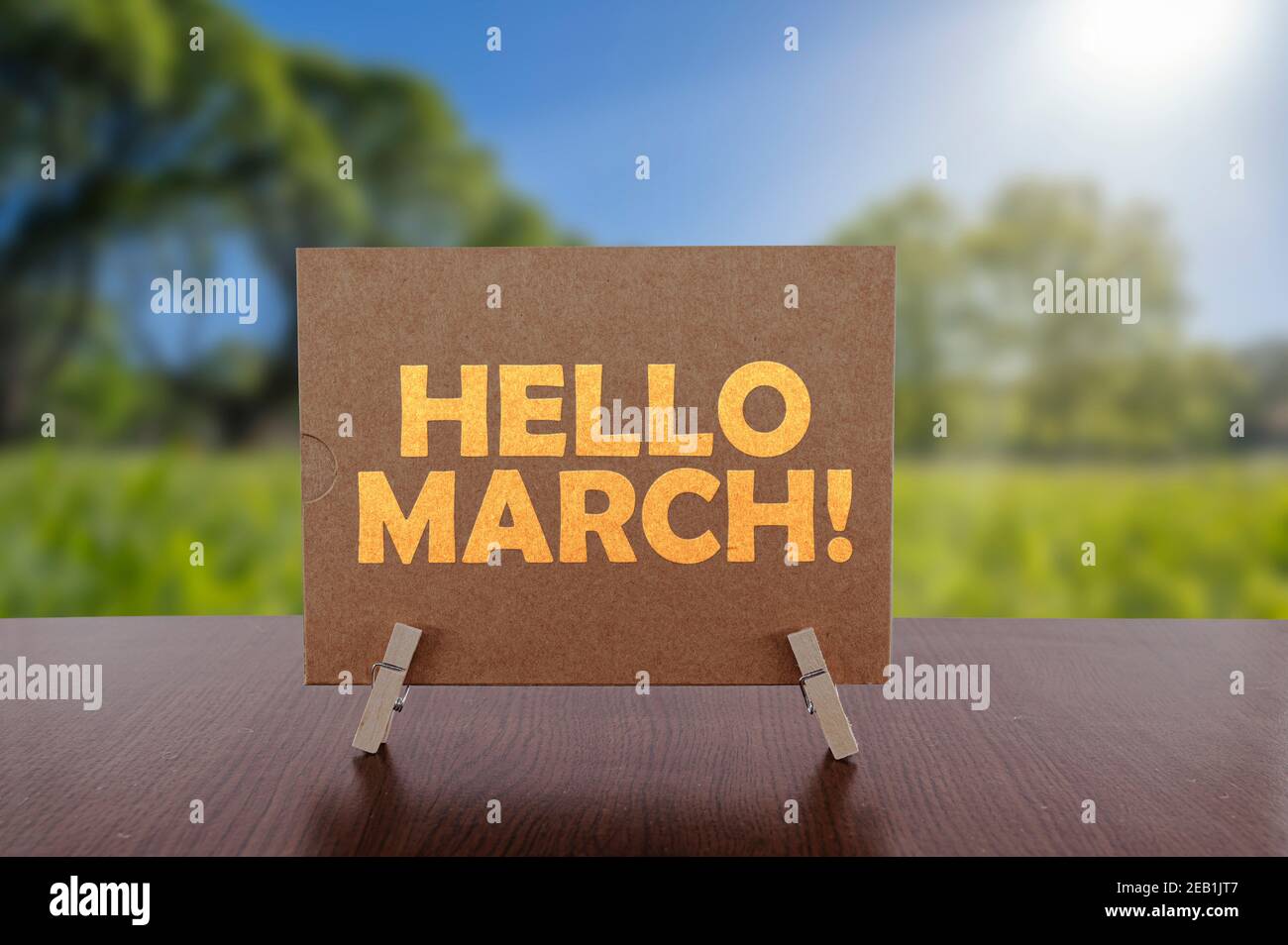 Hallo märz Text auf Karte auf dem Tisch mit sonnigen grünen Park Hintergrund. Stockfoto