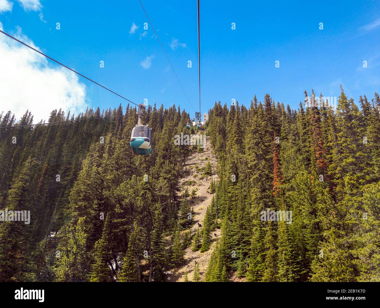 BANFF, ab, KANADA - JUNI 2018: Gondeln der Seilbahn auf- und abwärts vom Sulphur Mountain, einer Touristenattraktion in Banff Stockfoto