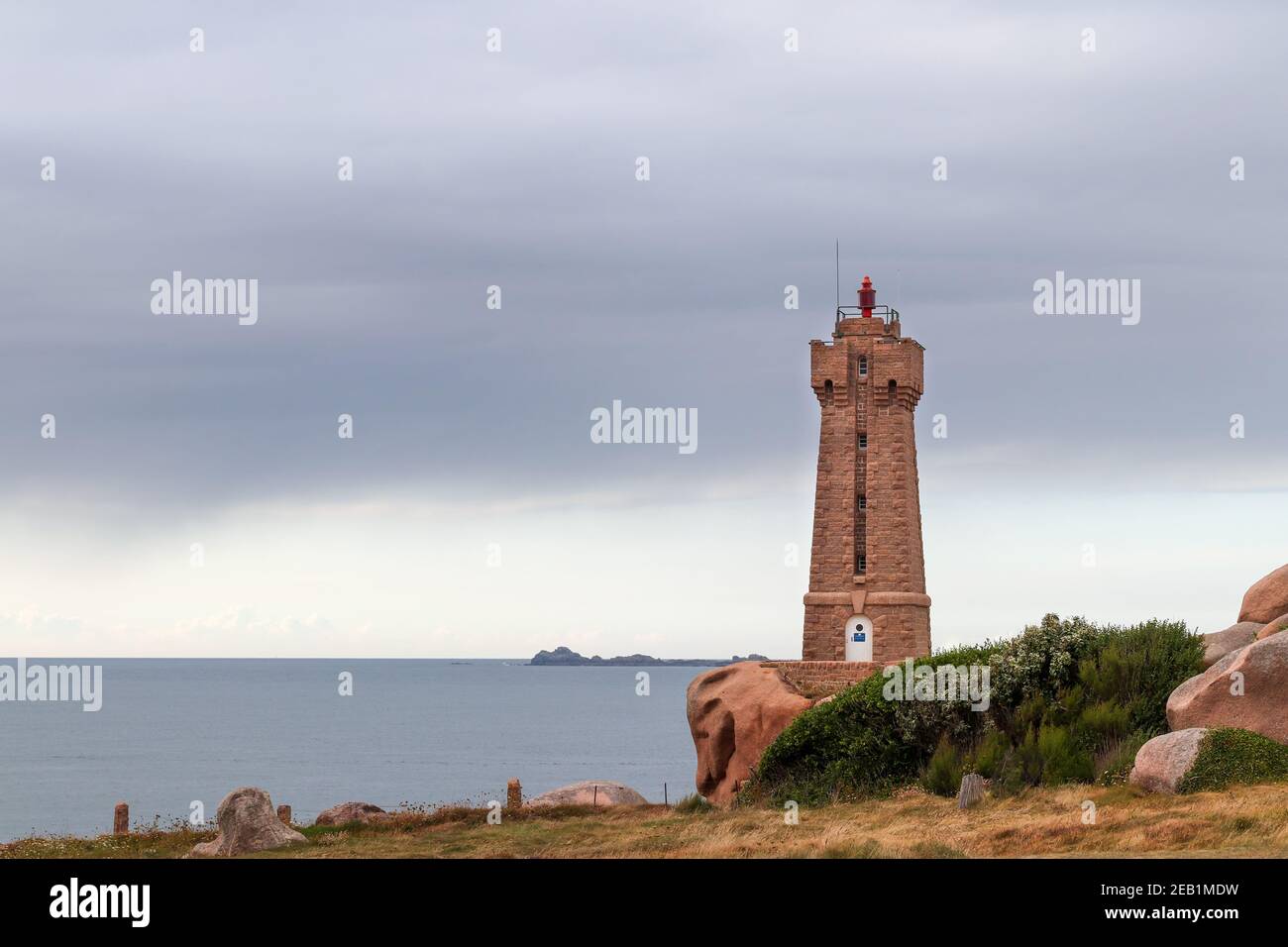 Am frühen Abend am Ploumanac'h Leuchtturm - Mean Ruz Leuchtturm - aktiver Leuchtturm in Perros-Guirec, Cotes-d'Armor, Bretagne, Frankreich Stockfoto