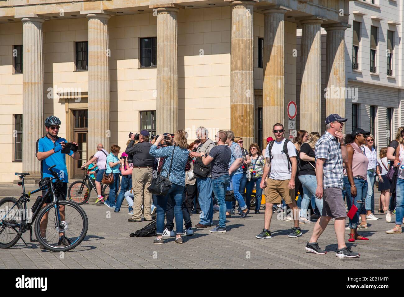 Berlin Deutschland - April 20. 2018: Touristen vor dem Brandenburger Tor am Pariser Platz Stockfoto