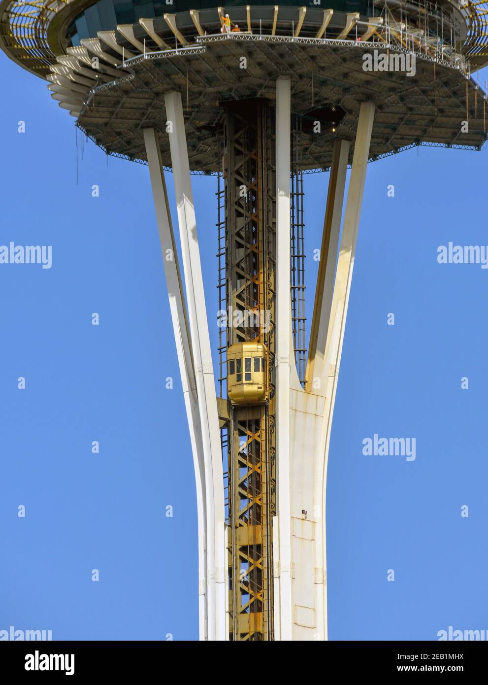 SEATTLE, BUNDESSTAAT WASHINGTON, USA - 2018. JUNI: Kleiner externer Aufzug, der Bauarbeiter an die Spitze der Space Needle in Seattle transportiert. Stockfoto