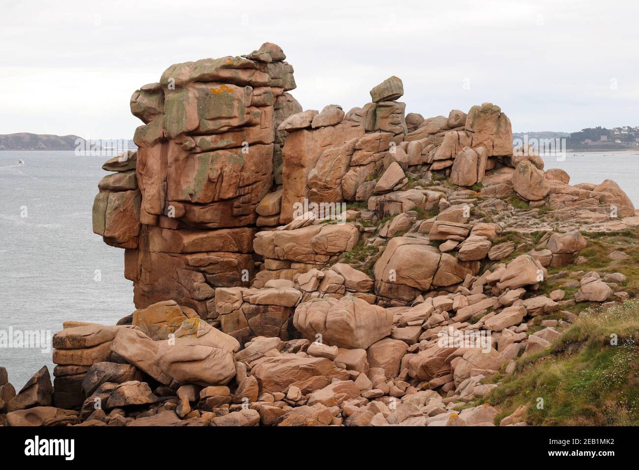 Bizarre Klippen an der Rosa Granitküste in der Bretagne, Frankreich Stockfoto