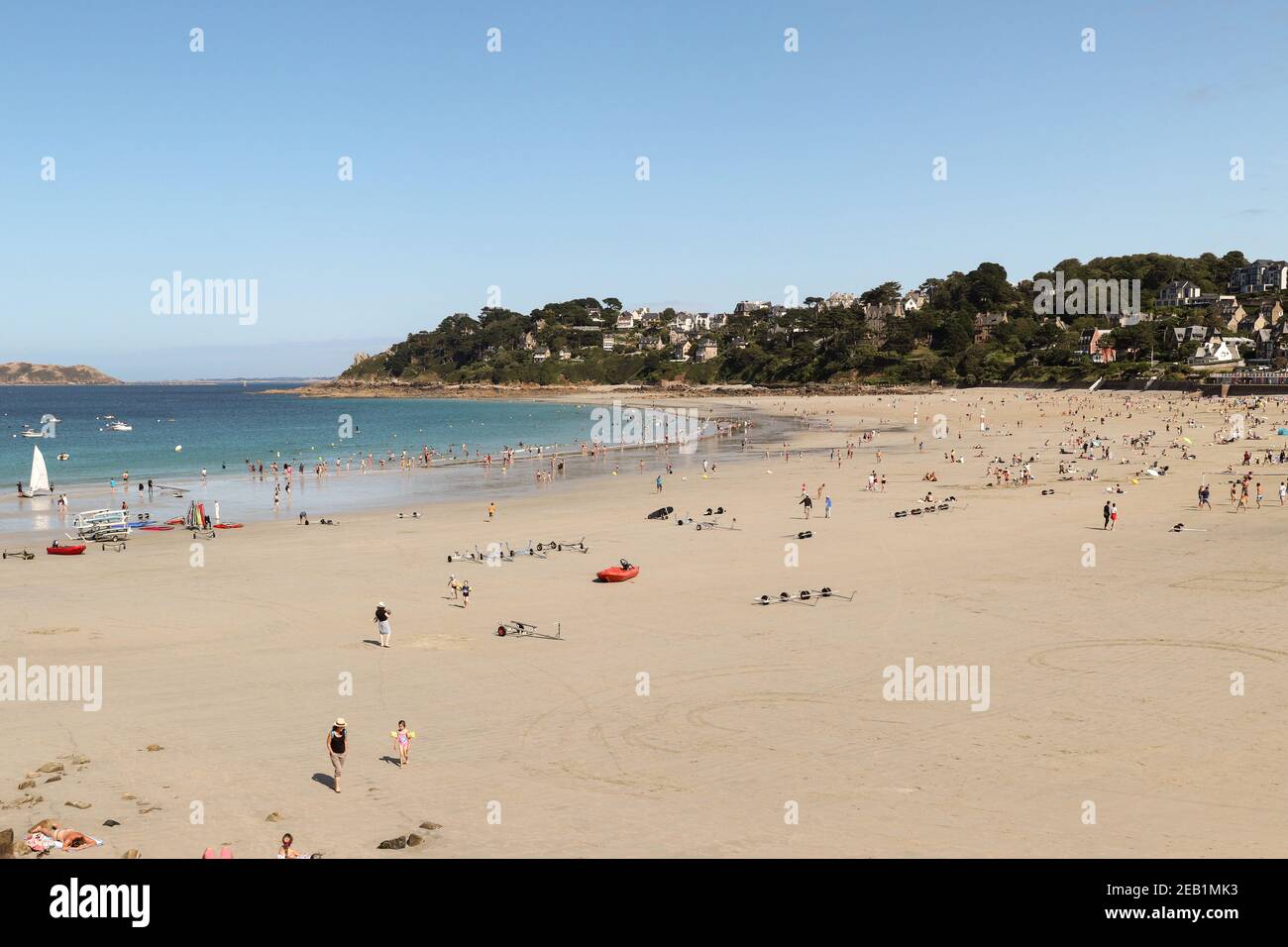 Perros-Guirec, Frankreich, 7. August 2019: Strand von St Pierre, Perros-Guirec, Departement Côtes-d'Armor, Bretagne, Frankreich Stockfoto