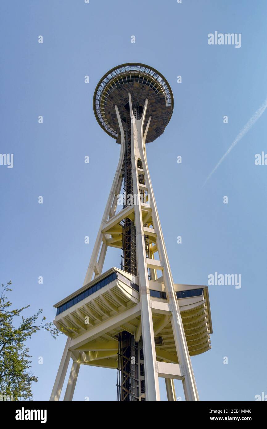 SEATTLE, Washington State, USA - JUNI 2018: mit Blick auf die Space Needle in Seattle vor blauem Himmel. Stockfoto