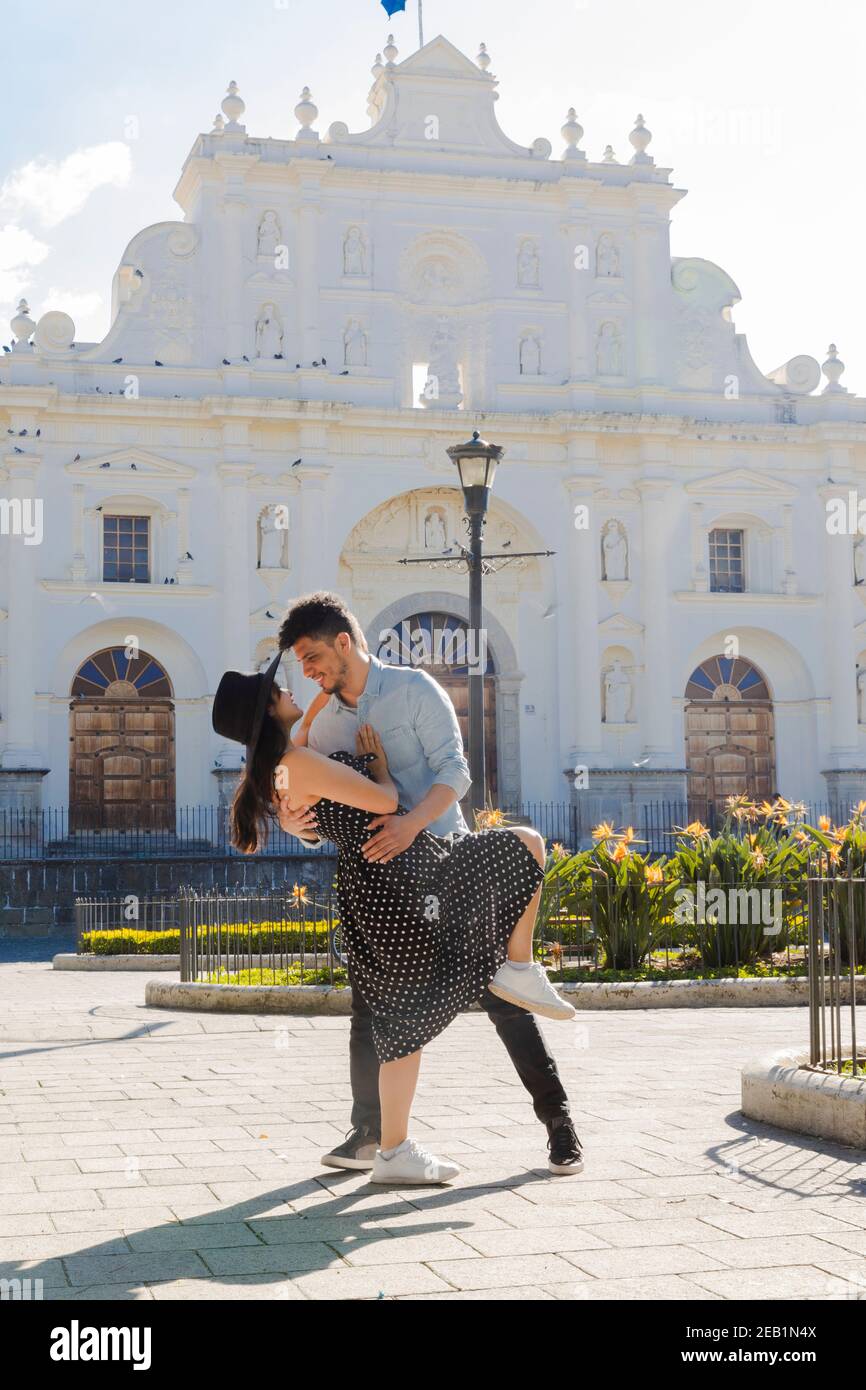 Hispanische Paar in der Liebe vor dem San Jose kathedrale in Antigua Guatemala - Junge Touristen genießen ihren Urlaub In der Kolonialstadt auf einem Su Stockfoto