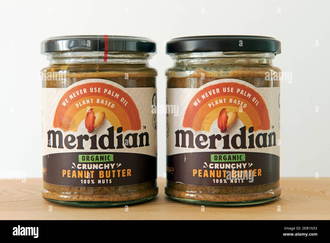 Zwei Gläser Meridian Organic Crunchy Erdnussbutter ohne hergestellt Palmöl Stockfoto