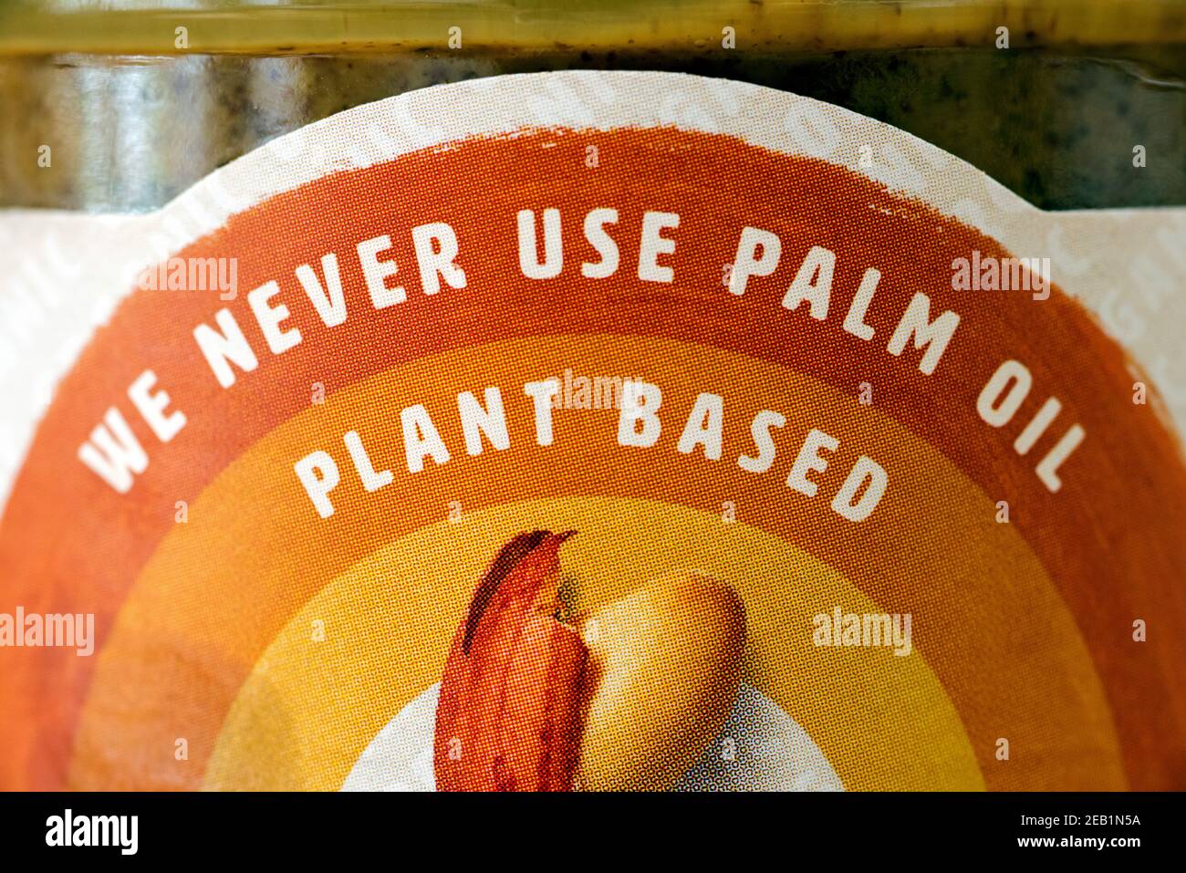 Kein Palmöl, Etikett mit der Aufschrift "Wir verwenden niemals Palmöl" auf Glas Meridian Erdnussbutter ein pflanzliches Produkt Stockfoto