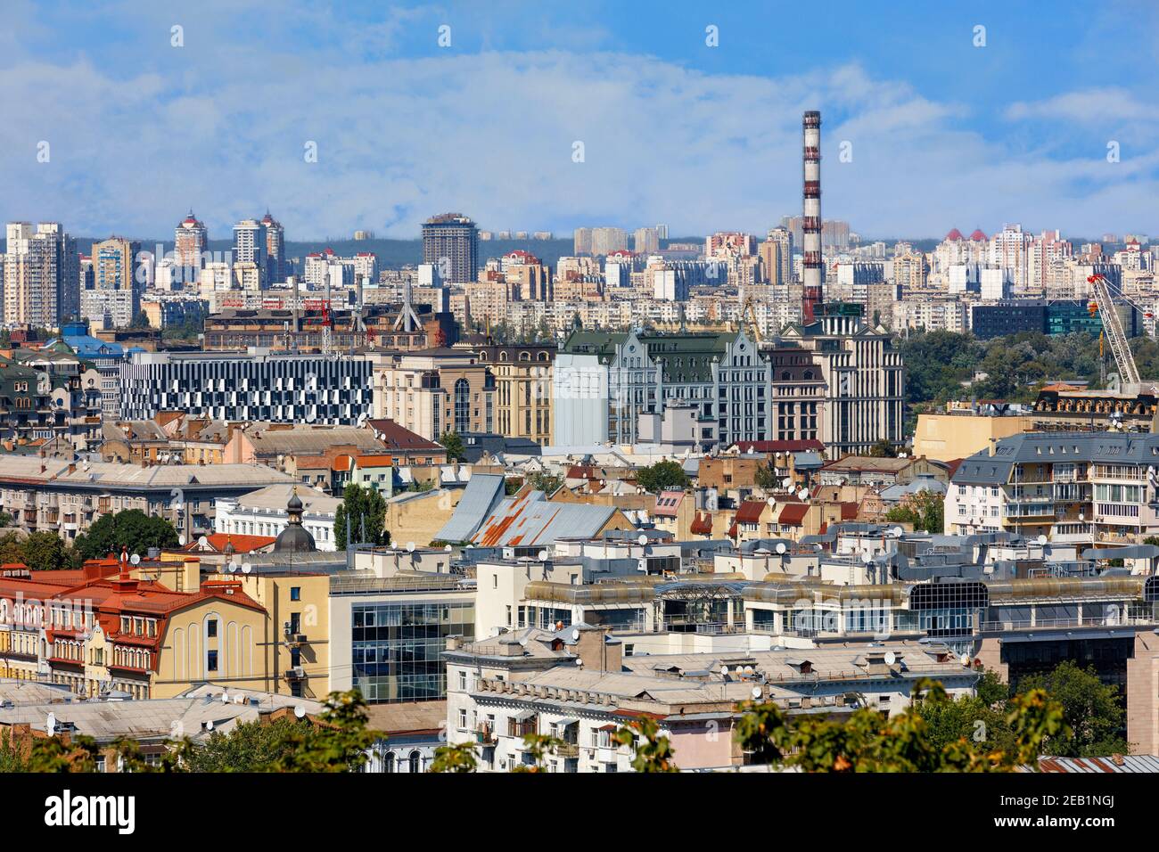 Dichte Entwicklung des alten Stadtteils Podil in Kiew mit Wohn- und Bürogebäuden. Stockfoto