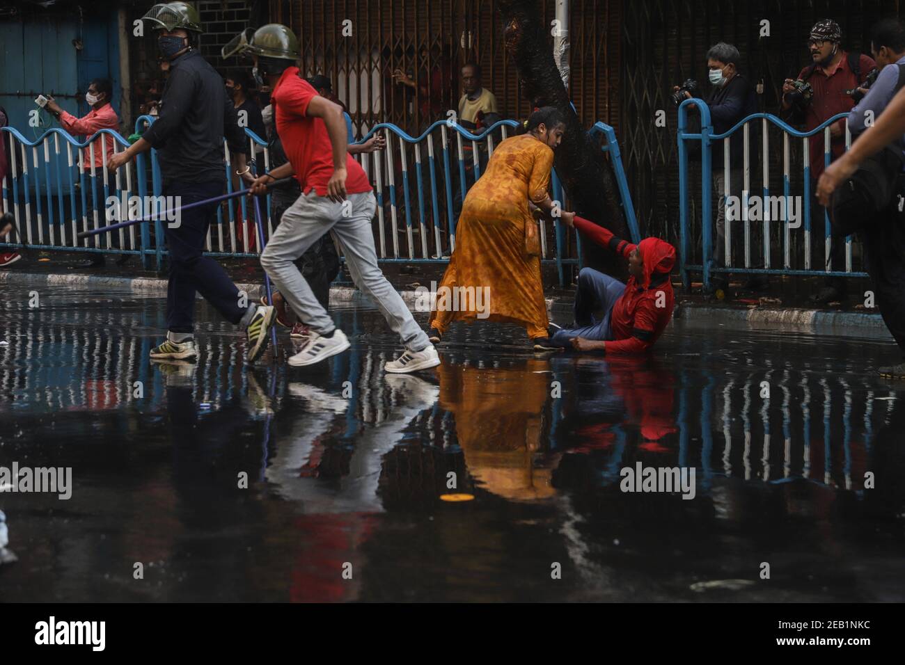 Ein Protestierender versucht einem verletzten Kollegen während der Demonstration zu helfen.Studenten und Jugendflügel linker Parteien marschieren zum Staatssekretariat, um gegen die Arbeitslosigkeit in Esplanade zu protestieren. Stockfoto