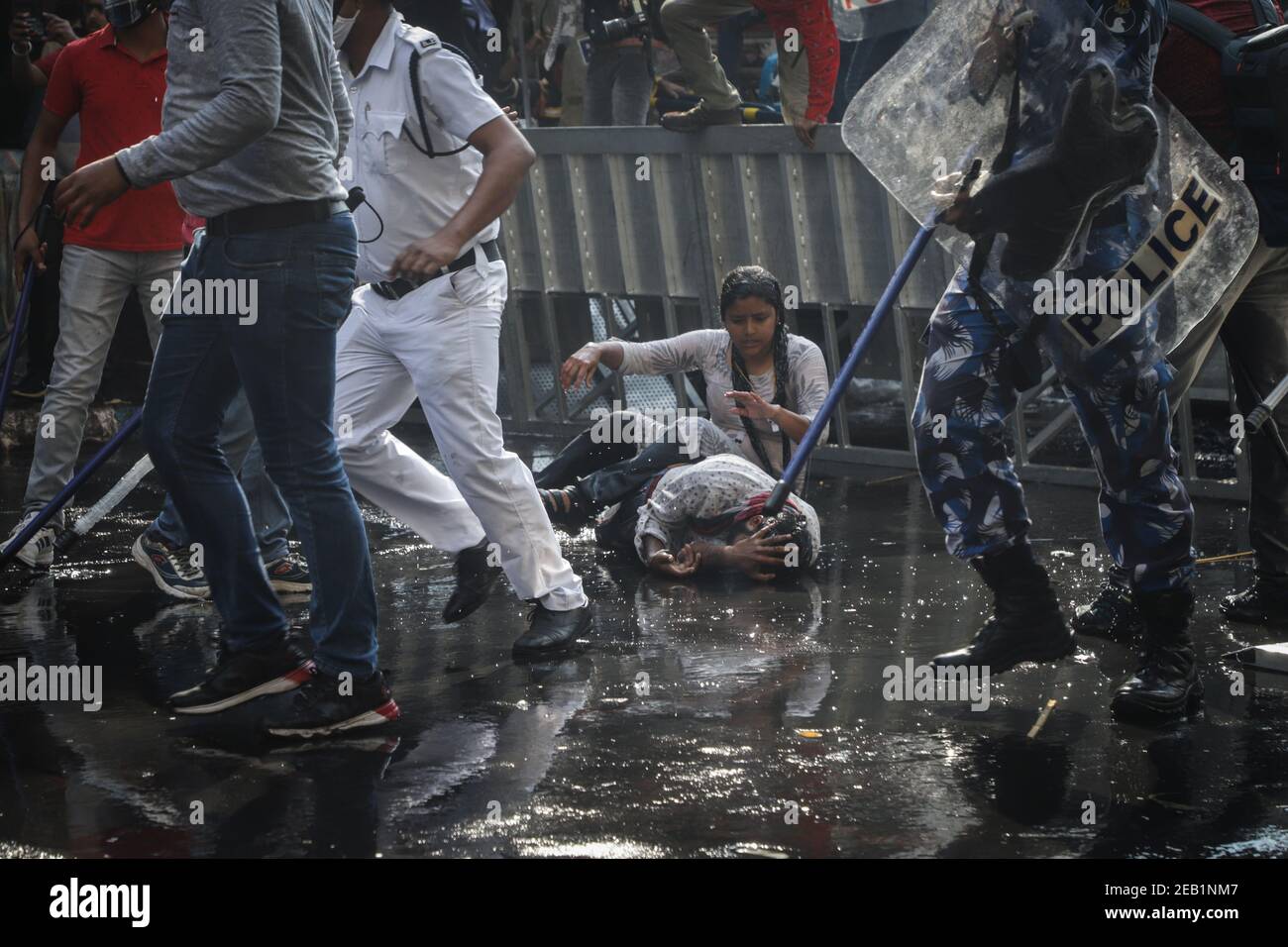 Ein Protestierender versucht einem verletzten Kollegen während der Demonstration zu helfen.Studenten und Jugendflügel linker Parteien marschieren zum Staatssekretariat, um gegen die Arbeitslosigkeit in Esplanade zu protestieren. Stockfoto