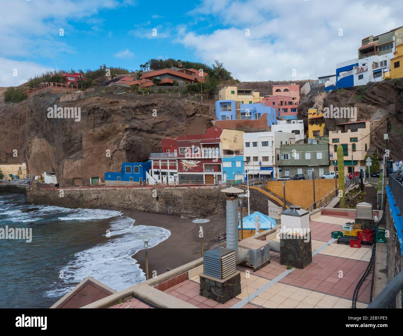 Sardina del Norte, Grand Canaria, Kanarische Inseln, Spanien, Dezember 13, 2020: Blick auf das Dorf Puerto de Sardina del Norte mit Sandstrand, Küste Stockfoto