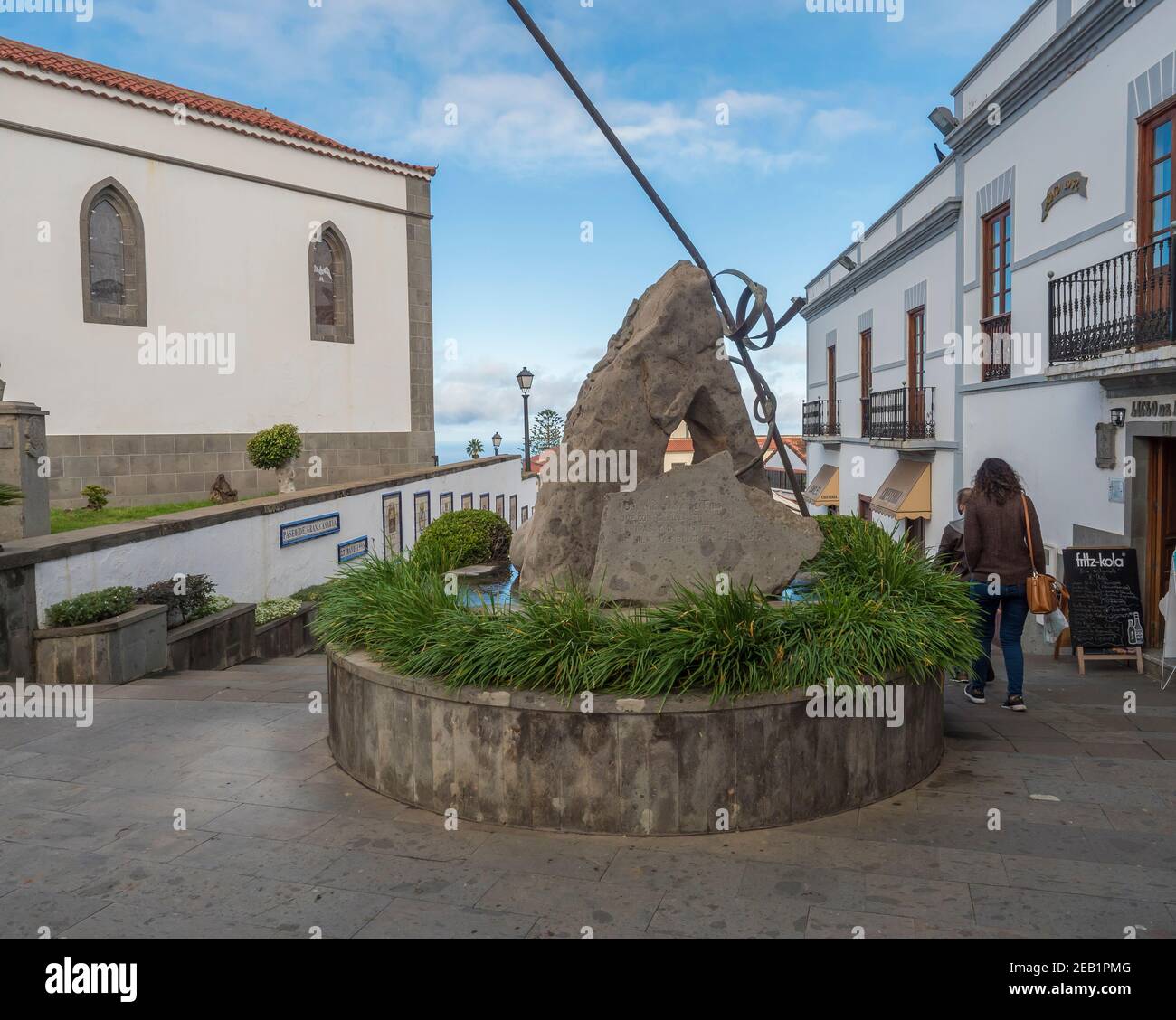 Firgas, Gran Canaria, Kanarische Inseln, Spanien 13. Dezember 2020: Blick auf die Straße Paseo de Gran Canaria mit Wasserfall Brunnen, Blumen und Keramik Stockfoto