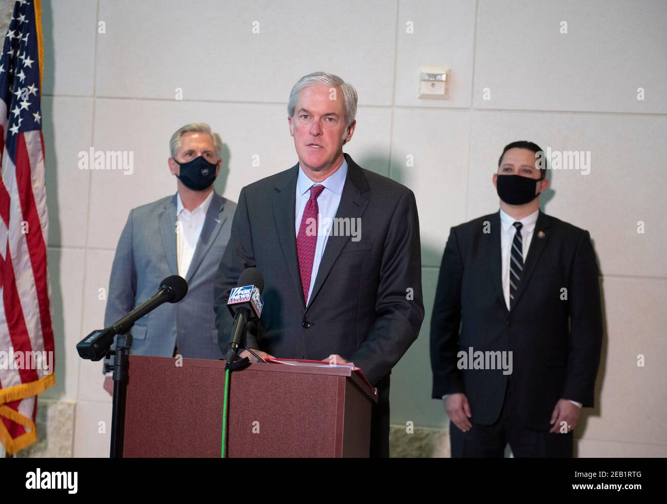 San Antonio, Texas, USA. Februar 2021, 11th. Tom hart III, CEO von Jonah Energy, spricht auf einer Pressekonferenz nach einem Treffen mit dem Vorsitzenden KEVIN MCCARTHY (l.) und dem Kongressabgeordneten TONY GONZALEZ (r.), während sie weiterhin die Absage der Keystone XL-Pipeline durch Präsident Joe Biden bei einem Besuch mit führenden Unternehmen der Energiebranche in San Antonio kritisieren. Die Pressekonferenz ist McCarthys dritter Halt in Texas in zwei Wochen, als er Biden drängt, Energiefragen zu diskutieren. Quelle: Bob Daemmrich/ZUMA Wire/Alamy Live News Stockfoto