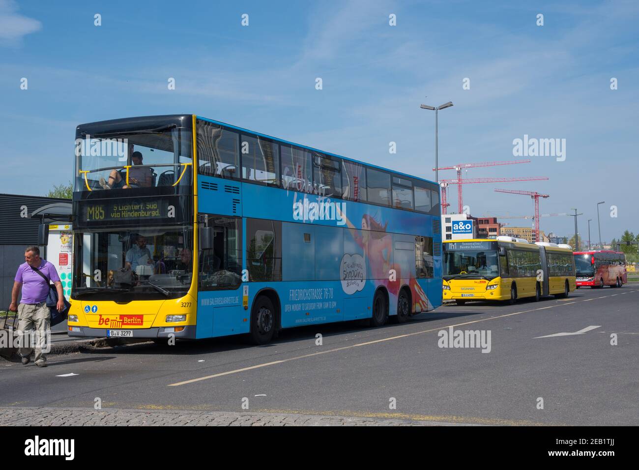 Berlin Deutschland - April 22. 2018: Öffentlicher Nahverkehr Stadtbus in der Stadt Berlin Stockfoto
