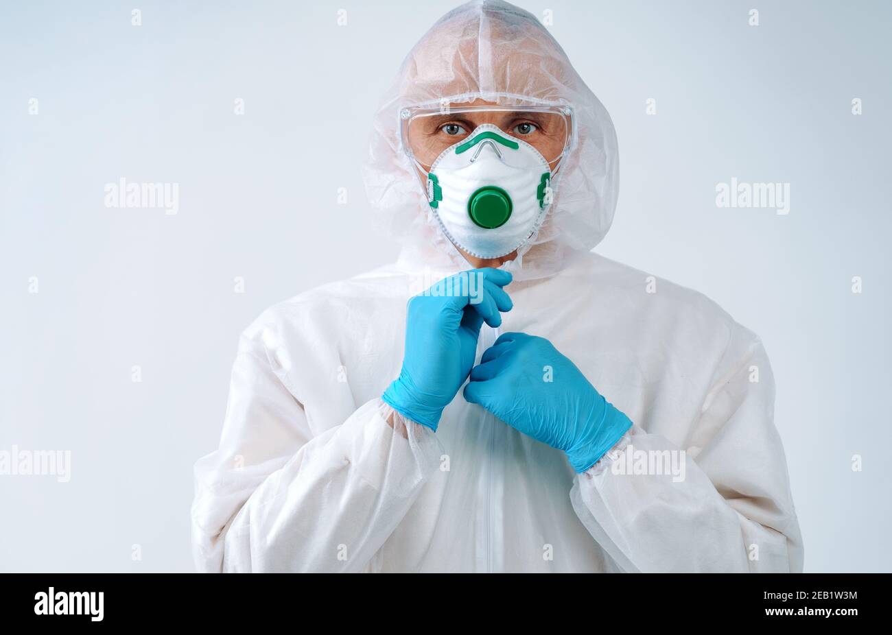 Gesundheitsarbeiter in Schutzanzug und medizinische Maske bereit zu arbeiten. Gesundheitskonzept. Stockfoto